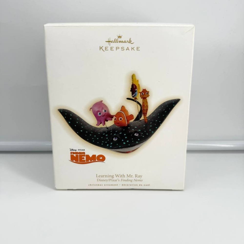 Hallmark Ornament 2009 LEARNING WITH MR. RAY Finding Nemo DISNEY PIXAR